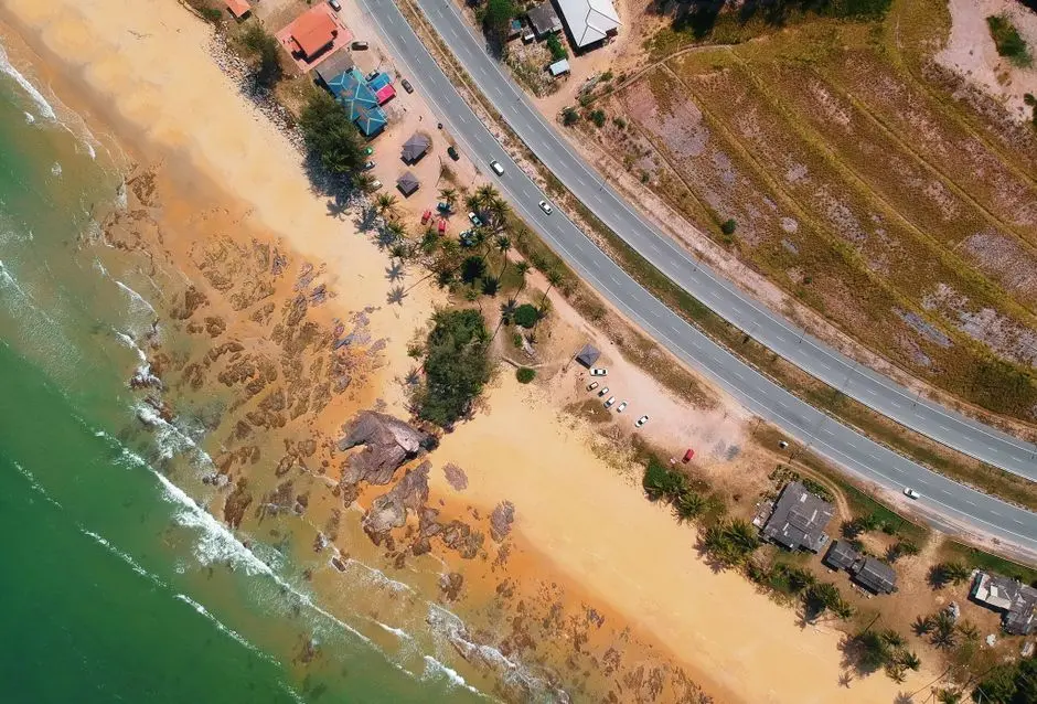 Jalan pesisir dan kendaraan untuk liburan harian di Pulau Belitung
