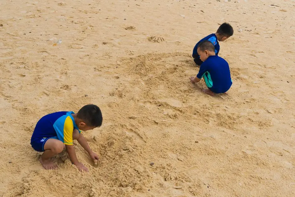 Keluarga bermain di pantai pasir putih Belitung
