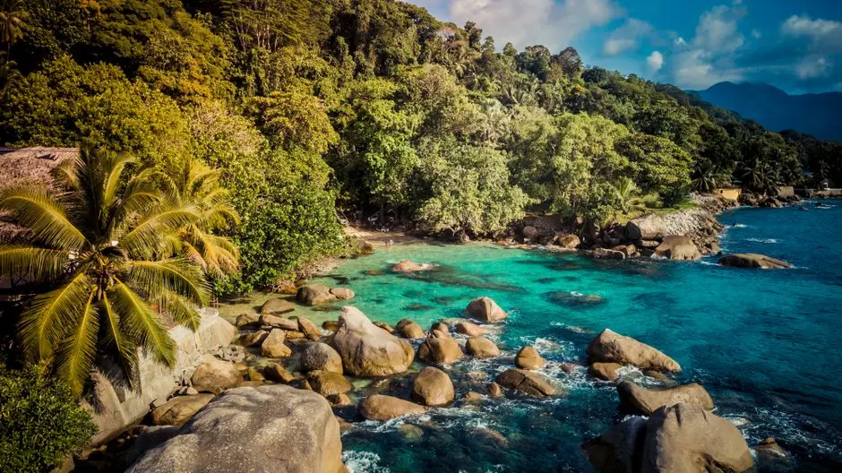 Pantai dengan batu granit dan pasir putih di Pulau Belitung